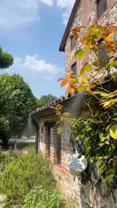 Nebulizzazione antizanzare lungo il muro di una casa in sasso