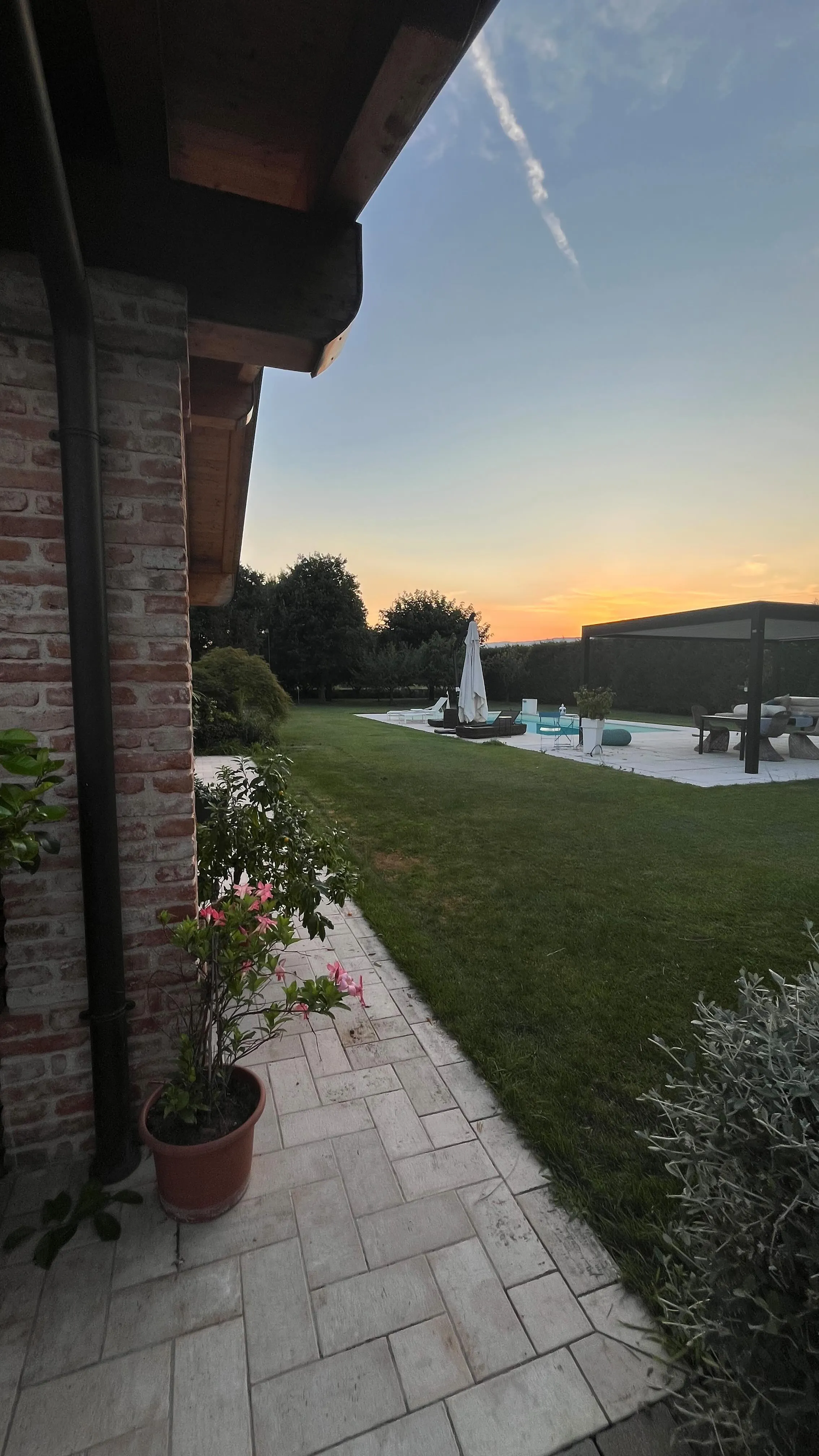 Giardino al tramonto con piscina